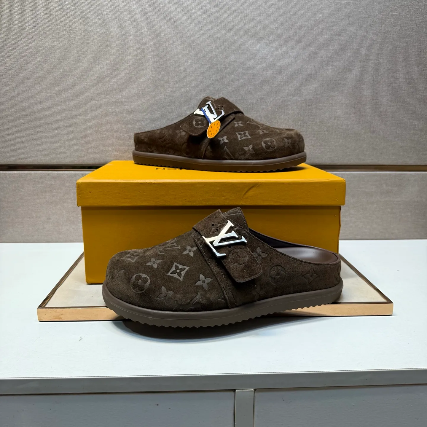 Men's men's shoes 💰pp540 [LV～] Men's casual half slippers 2025z cabinet sales simultaneously 🔶Size: 39-44 #️⃣ 🔷4 colors🔜The upper is made of multi-material splicing ➕Genuine leather lining, comfortable and breathable, sole: original comfortable and wear-resistant outsole, ⚠️Real thing📱Photographed🎬The real thing is better📢📢📢